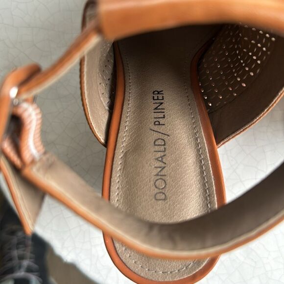 Donald J Pliner Varen Women’s 6M Leather Perforated Slingback Pointed Toe Bootie - Picture 4 of 12